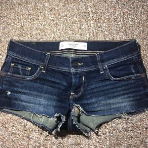 Abercrombie & Fitch low rise shorts  size w 25
